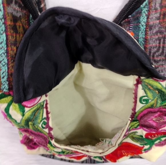 SOLD Women's Southwestern Floral Embroidery Boho Crossbody Bag - Picture 3 of 8